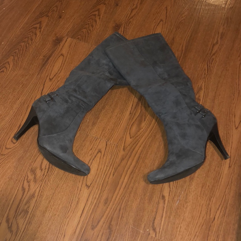 New Directions Gray Suede Boots